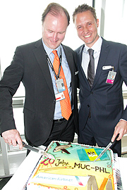 Andreas Spengl, Account Manager American Airline, und Oliver Dersch, Flughafen M&uuml;nchen beim "cake cutting" (&copy;Foto: Marikka-Laila Maisel)